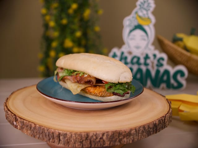 House Chicken Sandwich | Sanduíche de Frango da Casa.